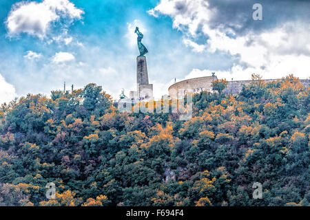 La Statua della Libertà nel profondo della foresta nel Budapest, Ungheria Foto Stock