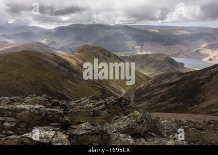 Cercando di fronte alla cresta whiteless e whiteless pike da grassmoor Foto Stock