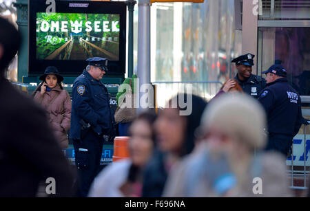 New York, Stati Uniti d'America. Xiv Nov, 2015. Ufficiali di polizia di guardia in Times Square a Manhattan, New York City, Stati Uniti, nov. 14, 2015. La lotta contro il terrorismo NYPD comando di risposta (CRC), la critica del gruppo di risposta (SSR), e il funzionamento Hercules team sono stati spediti in aree affollate intorno alla città come una precauzione dopo la micidiale serie di attentati ha colpito Parigi il venerdì sera. © Wang Lei/Xinhua/Alamy Live News Foto Stock