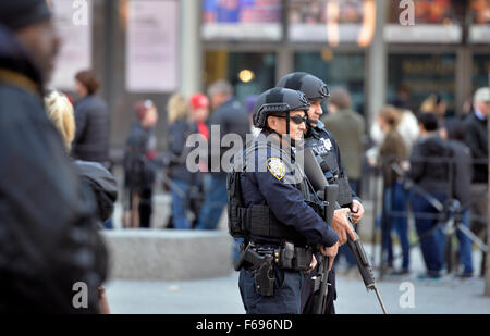 New York, Stati Uniti d'America. Xiv Nov, 2015. Due NYPD poliziotti armati guardia vicino al 9/11 Memorial Museum a Manhattan, New York City, Stati Uniti, nov. 14, 2015. La lotta contro il terrorismo NYPD comando di risposta (CRC), la critica del gruppo di risposta (SSR), e il funzionamento Hercules team sono stati spediti in aree affollate intorno alla città come una precauzione dopo la micidiale serie di attentati ha colpito Parigi il venerdì sera. © Wang Lei/Xinhua/Alamy Live News Foto Stock