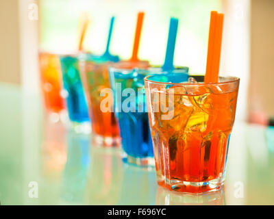 Blu e arancione cocktail isolato su bianco Foto Stock