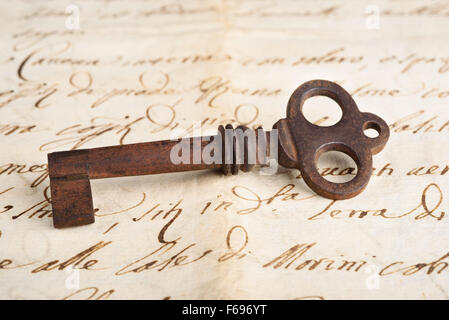 Vecchia chiave sulla lettera sullo sfondo Foto Stock