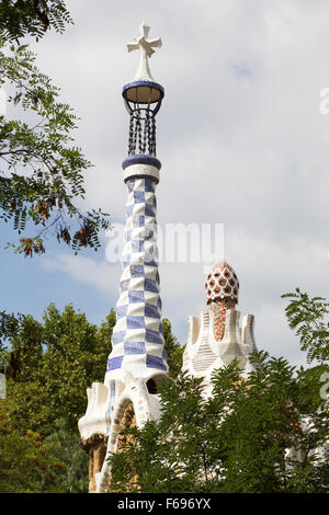 Gaudí lavoro di mosaico, Parco Güell, Barcellona Foto Stock