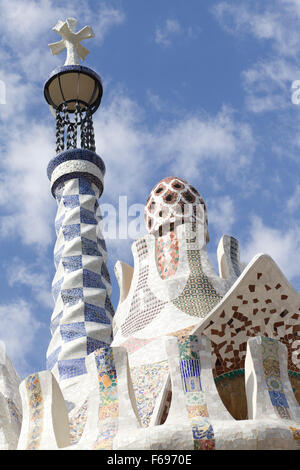 Gaudí lavoro di mosaico, Parco Güell, Barcellona Foto Stock