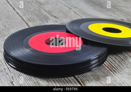 Foto di pila di vecchi dischi in vinile su di un tavolo di legno Foto Stock