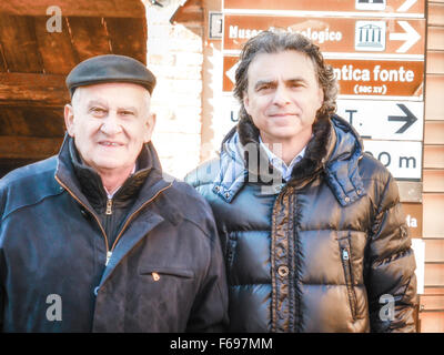 Generazioni che faccia ogni altri ma senza conflitti vecchi e giovani: a 35 anni l'uomo e a 75 anni l'uomo a fianco a fianco in fron di Foto Stock