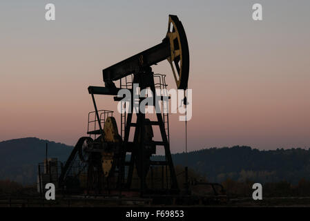 Operando il petrolio e il gas ben profilato sul Cielo di tramonto Foto Stock