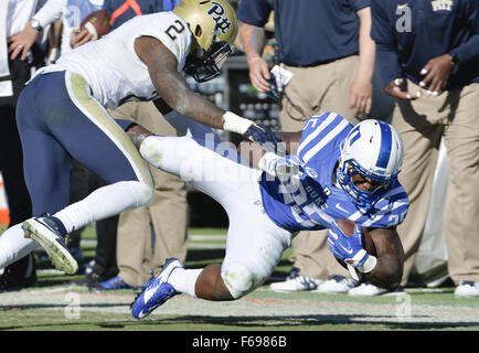 Durham, North Carolina, Stati Uniti d'America. Xiv Nov, 2015. Jela Duncan (25) del Duca porta la sfera contro Terrish Webb (2) di Pittsburgh. Il duca diavoli blu ha ospitato l'Università di Pittsburgh Panthers al lo Stadio Wallace Wade in Durham, N.C. Pittsburgh ha vinto 31-13. Credito: Fabian Radulescu/ZUMA filo/Alamy Live News Foto Stock