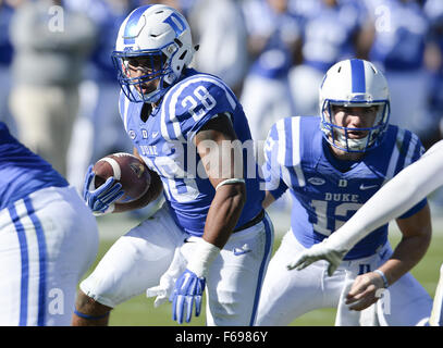 Durham, North Carolina, Stati Uniti d'America. Xiv Nov, 2015. Shaquille Powell (28) del Duca porta la palla per i diavoli blu. Il duca diavoli blu ha ospitato l'Università di Pittsburgh Panthers al lo Stadio Wallace Wade in Durham, N.C. Pittsburgh ha vinto 31-13. Credito: Fabian Radulescu/ZUMA filo/Alamy Live News Foto Stock