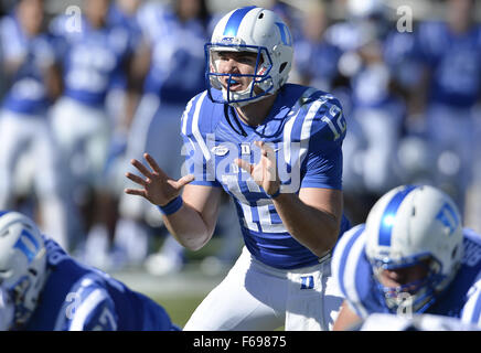 Durham, North Carolina, Stati Uniti d'America. Xiv Nov, 2015. Parker Boehme (12) del Duca dirige un gioco offensivo. Il duca diavoli blu ha ospitato l'Università di Pittsburgh Panthers al lo Stadio Wallace Wade in Durham, N.C. Pittsburgh ha vinto 31-13. Credito: Fabian Radulescu/ZUMA filo/Alamy Live News Foto Stock