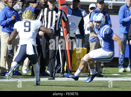 Durham, North Carolina, Stati Uniti d'America. Xiv Nov, 2015. Max McCaffrey (87) del Duca porta la sfera contro la Giordania Whitehead (9) di Pittsburgh. Il duca diavoli blu ha ospitato l'Università di Pittsburgh Panthers al lo Stadio Wallace Wade in Durham, N.C. Pittsburgh ha vinto 31-13. Credito: Fabian Radulescu/ZUMA filo/Alamy Live News Foto Stock