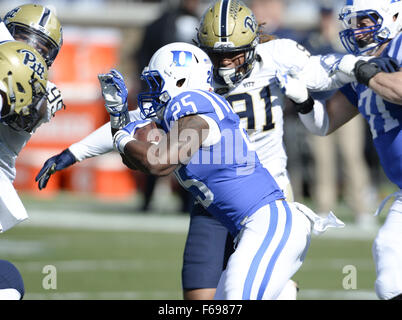 Durham, North Carolina, Stati Uniti d'America. Xiv Nov, 2015. Jela Duncan (25) del Duca porta la sfera contro Darryl Rendering (91) di Pittsburgh. Il duca diavoli blu ha ospitato l'Università di Pittsburgh Panthers al lo Stadio Wallace Wade in Durham, N.C. Pittsburgh ha vinto 31-13. Credito: Fabian Radulescu/ZUMA filo/Alamy Live News Foto Stock