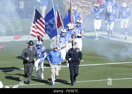 Durham, North Carolina, Stati Uniti d'America. Xiv Nov, 2015. Duke's allenatore David Cutcliffe, centro e la sua squadra entrano in campo. Il duca diavoli blu ha ospitato l'Università di Pittsburgh Panthers al lo Stadio Wallace Wade in Durham, N.C. Pittsburgh ha vinto 31-13. Credito: Fabian Radulescu/ZUMA filo/Alamy Live News Foto Stock