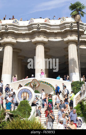 Gaudí lavoro di mosaico, Parco Güell, Barcellona Foto Stock