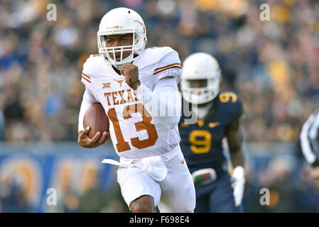 Morgantown, West Virginia, USA. Xiv Nov, 2015. Texas Longhorns quarterback JERROD SENTITO (13) corre in campo aperto durante una grande conferenza 12 del gioco del calcio giocato al campo alpinista a Milano Puskar Stadium di Morgantown WV. WVU beat Texas 38-20. Credito: Ken Inness/ZUMA filo/Alamy Live News Foto Stock
