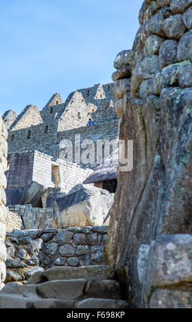 Vista su per le scale fino alle rovine di Machu Picchu, Cusco, Perù Foto Stock