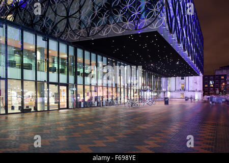 Birmingham, UK:14 Novembre 2015.Biblioteca centrale di Birmingham e molti altri edifici attraverso il west Midlands diventò rosso,Bianco,e,blu i colori del tricolore francese,l'obiettivo di mostrare la solidarietà con le vittime del terrore di Parigi gli attacchi. Foto Stock