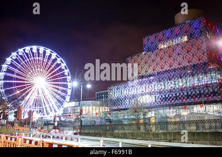 Birmingham, UK:14 Novembre 2015.Biblioteca centrale di Birmingham e molti altri edifici attraverso il west Midlands diventò rosso,Bianco,e,blu i colori del tricolore francese,l'obiettivo di mostrare la solidarietà con le vittime del terrore di Parigi gli attacchi. Foto Stock