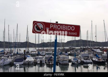 Lisbona, Portogallo - 24 ottobre 2014: Close up dettaglio di un sito di avvertimento con il divieto di pesca e di balneazione Foto Stock