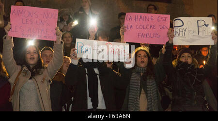 Londra, Regno Unito. Il 14 novembre 2015. Veglia in Trafalgar Square. Londra mostra la solidarietà con le vittime degli attentati di Parigi. Credito: bas/Alamy Live News Foto Stock