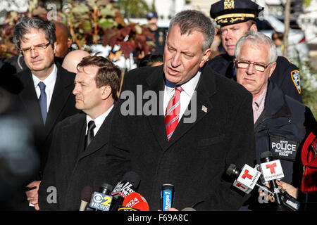 (151114) -- NEW YORK, nov. 14, 2015 (Xinhua) -- New York City Mayor Bill de Blasio (3 L) offre un discorso in presenza di Francois Delattre(1L), rappresentante francese alle Nazioni Unite, Bertrand Lortholary (2 L), il Console Generale di Francia a New York e John Miller (1R), vice commissario di intelligenza e la lotta contro il terrorismo del NYPD durante un raduno in onore delle vittime del venerdì notte di Parigi gli attacchi al Washington Square Park a Manhattan, New York City, Stati Uniti, nov. 14, 2015. Più di mille fedeli si sono radunati a Washington Square Park sabato afternoo Foto Stock