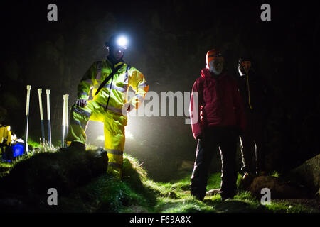 Sabato 14 novembre 2015, Cornwall, Regno Unito H.M Coastguard salvataggio di un alpinista ferito durante un 3hr incidente di notte, in cattive condizioni atmosferiche. Studente Davis, 20 anni, è liberato dopo il mantenimento di una caviglia infortunata a seguito di una caduta durante la salita Bosigran dorsale nei pressi di San Giusto. Non in grado di auto-districarsi, cliff il personale di soccorso assistere i suoi progressi su roccia ripida e vegetazione utilizzando la corda-tecniche di salvataggio, prima di trasportarlo su terreni sconnessi paludosa terra per un ambulanza in attesa. Foto Stock