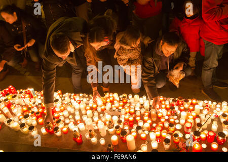 Budapest, Ungheria. Xiv Nov, 2015. Persone accendono le candele a piangere le vittime di Parigi gli attacchi terroristici di fronte a Saint Stephen Basilica di Budapest, Ungheria, su nov. 14, 2015. Credito: Attila Volgyi/Xinhua/Alamy Live News Foto Stock