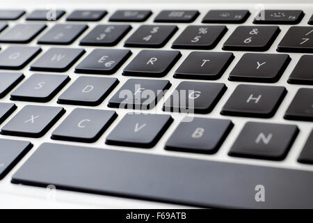 Primo piano di un moderno della tastiera del notebook, tasti nero e argento corpo in lega Foto Stock