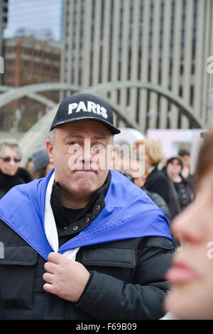 Centinaia di persone hanno reso omaggio alle vittime di una stringa di attentati mortali a Parigi durante una veglia a Nathan Phillips square a Toronto in Canada il 14 novembre 2015. Foto Stock