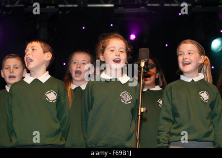 Belfast, Regno Unito. Il 14 novembre 2015. St Kierans scuola primaria coro effettuando in corrispondenza di luci di Natale accendere a Belfast Foto Stock