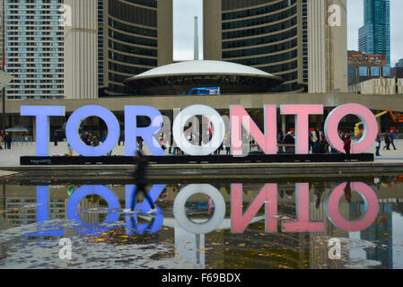 Centinaia di persone hanno reso omaggio alle vittime di una stringa di attentati mortali a Parigi durante una veglia a Nathan Phillips square a Toronto in Canada il 14 novembre 2015. Foto Stock