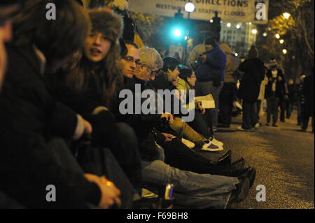 La folla festeggiare il Capodanno a LONDRA, REGNO UNITO 31 dic 2010 - 1° gennaio 2011 come fuochi d'artificio si spengono sul Tamigi e i festaioli bevono. Foto Stock