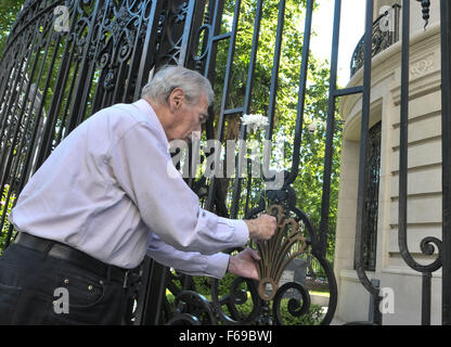 Buenos Aires, Argentina. Xiv Nov, 2015. Un uomo mette un fiore al cordoglio per le vittime degli attentati di Parigi, di fronte all'Ambasciata di Francia in Argentina a Buenos Aires, Argentina, nov. 14, 2015. Secondo l'ultima relazione, almeno 129 persone sono state uccise e 352 feriti, di cui almeno 99 erano in condizioni critiche, in attacchi terroristici a Parigi il venerdì sera. Credito: Enrique Cabrera/TELAM/Xinhua/Alamy Live News Foto Stock