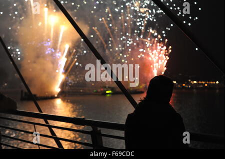 La folla festeggiare il Capodanno a LONDRA, REGNO UNITO 31 dic 2010 - 1° gennaio 2011 come fuochi d'artificio si spengono sul Tamigi e i festaioli bevono. Foto Stock