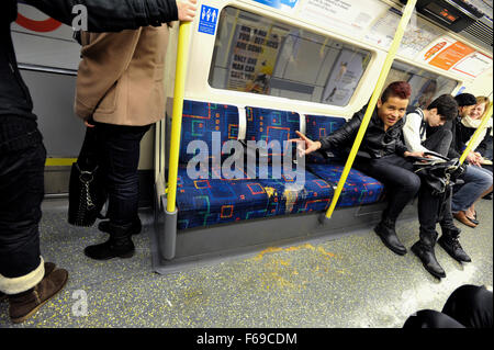 Vomito in una metropolitana di Londra metropolitana fino a Capodanno dopo le celebrazioni in tutta Londra. NYE 2010-2011. Foto Stock