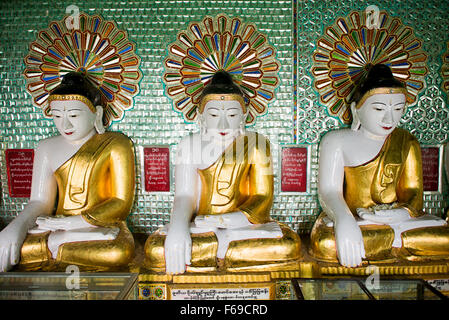 U min Thonze Pagoda statue di Buddha Sagaing Myanmar // SAGAING, Myanmar — Una fila curva di statue di Buddha si trova nella sala principale della Pagoda di U min Thonze (nota anche come Pagoda OoHminThoneSel), disposte nella caratteristica formazione a mezzaluna del tempio. La pagoda ospita 45 immagini uniche di Buddha che rappresentano i 45 anni di insegnamenti buddisti, costruite nella collina di Sagaing in un tempio artificiale ibrido. Originariamente fondata da re Tarabya i tra il 1327 e il 1335, l'attuale struttura risale alla ricostruzione di re Pagan min completata nel 1847 in seguito al devastante terremoto di Ava del 1839. U min Tho Foto Stock