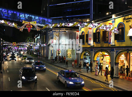 Singapore, natale luce-up sarà visualizzato da nov. 14. 3 gennaio, 2016. Foto scattata il 9 novembre 14, 2015 mostra le luci di Natale a Orchard Road a Singapore. Tema Natale su una grande Street', quest'anno la luce di natale-up sarà visualizzato da nov. 14, 2015 a Gen 3, 2016. I visitatori possono guardare avanti per celebrare il Natale in un clima di allegria. Credito: Bao Xuelin/Xinhua/Alamy Live News Foto Stock