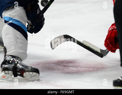 Un bastone si rompe durante una face-off durante il gioco di AHL tra il Milwaukee Admirals e il Charlotte Checkers sabato 9 novembre 14, 2015 in Bojangles Coliseum, in Charlotte, NC. Giacobbe Kupferman/CSM Foto Stock