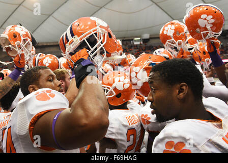 Syracuse, NY, STATI UNITI D'AMERICA. Xiv Nov, 2015. Clemson celebra dopo la sconfitta di Siracusa 37-27 in un matchup ACC al Carrier Dome in Syracuse, New York. Foto di Alan Schwartz/Cal Sport Media/Alamy Live News Foto Stock