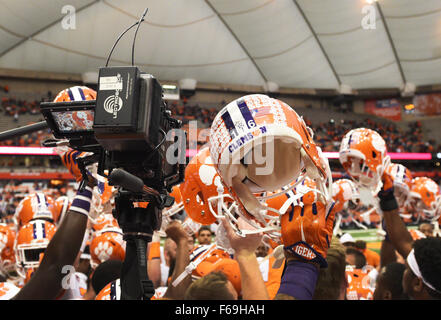 Syracuse, NY, STATI UNITI D'AMERICA. Xiv Nov, 2015. Clemson celebra dopo la sconfitta di Siracusa 37-27 in un matchup ACC al Carrier Dome in Syracuse, New York. Foto di Alan Schwartz/Cal Sport Media/Alamy Live News Foto Stock