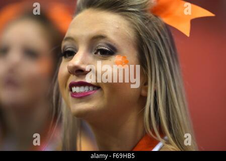 Syracuse, NY, STATI UNITI D'AMERICA. Xiv Nov, 2015. Clemson cheerleader allietare il loro team su come Clemson sconfitto Siracusa 37-27 in un matchup ACC al Carrier Dome in Syracuse, New York. Foto di Alan Schwartz/Cal Sport Media/Alamy Live News Foto Stock