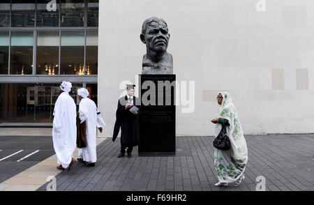 Una statua di Nelson Mandela di Ian Walters accanto al Royal Festival Hall a South Bank London REGNO UNITO Foto Stock