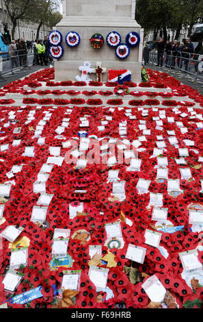 Turisti visitano il cenotafio il giorno dopo ricordo domenica per vedere le ghirlande Whitehall Westminster London REGNO UNITO Foto Stock