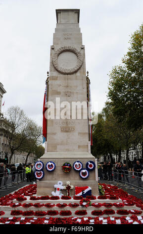 Turisti visitano il cenotafio il giorno dopo ricordo domenica per vedere le ghirlande Whitehall Westminster London REGNO UNITO Foto Stock