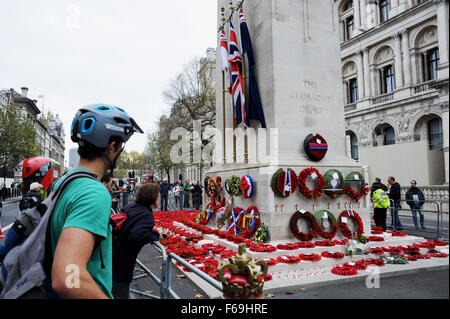 Turisti visitano il cenotafio il giorno dopo ricordo domenica per vedere le ghirlande Whitehall Westminster London REGNO UNITO Foto Stock