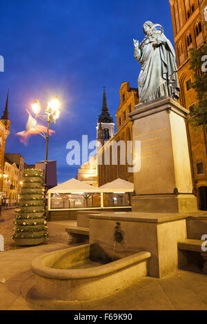 Polonia, Torun, Nicolaus Copernicus monumento di notte nella Città Vecchia, eretto nel 1853. Foto Stock