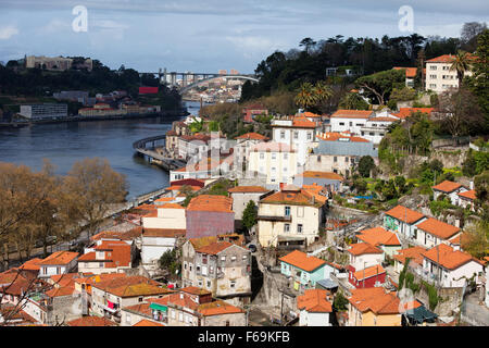 Città di Porto in Portogallo, case di collina dal fiume Douro, pittoresco paesaggio urbano. Foto Stock