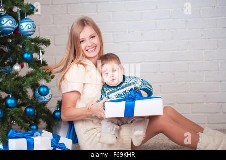 Madre e figlio nei pressi di albero di natale Foto Stock