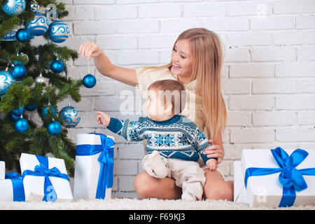 Madre e figlio nei pressi di albero di natale Foto Stock