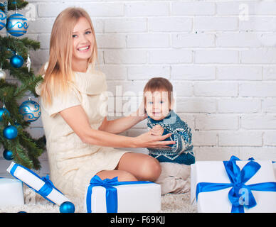 Madre e figlio nei pressi di albero di natale Foto Stock